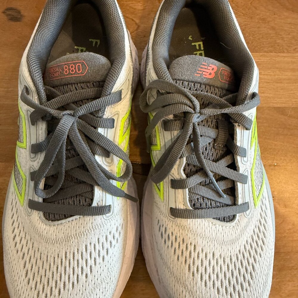 New Balance Sneaker Size 7 880